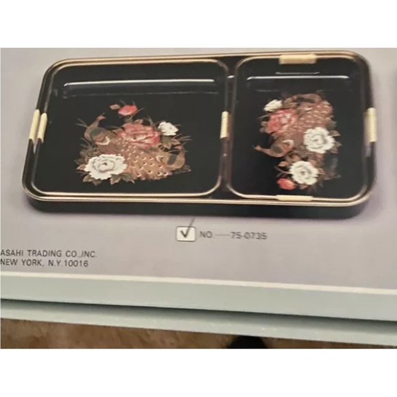 New in box Vintage 3 set black Tray set with peacocks - Picture 2 of 3